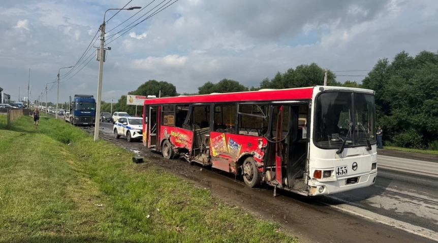 Появились кадры покореженного автобуса после столкновения с автовозом в Омске Появились кадры покореженного автобуса после столкновения с автовозом в Омске
