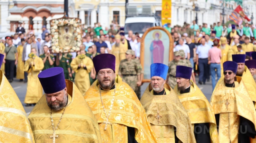 По улице Ленина в Омске пронесли целительную икону По улице Ленина в Омске пронесли целительную икону