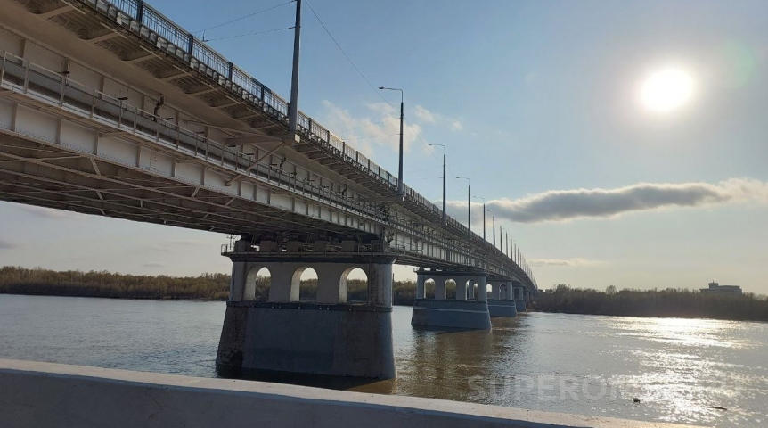Общество На Ленинградском мосту омичей «гоняют» через громкоговоритель