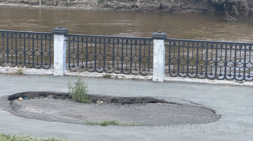 Общество В Омске вновь просела набережная у причала