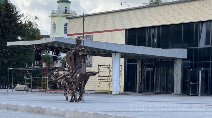 Новости культуры В омском ТЮЗе к дате открытия занялись козырьком