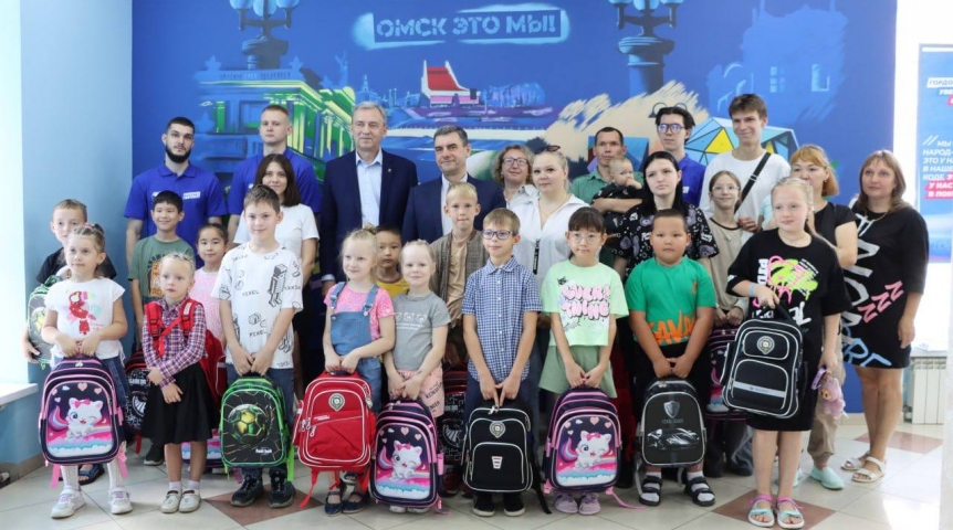 В Омске Артемов и Бережной приняли участие в акции «Собери ребенка в школу» В Омске Артемов и Бережной приняли участие в акции «Собери ребенка в школу»