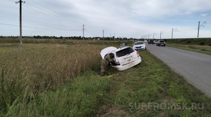 В дачном массиве Омска две машины с урожаем улетели в кювет В дачном массиве Омска две машины с урожаем улетели в кювет