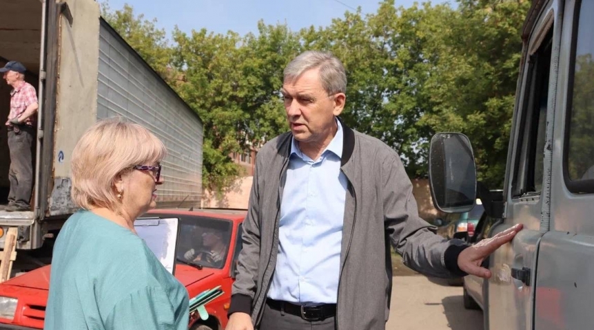 Александр Артемов принял участие в отправке гуманитарного груза для школьников Стаханова Александр Артемов принял участие в отправке гуманитарного груза для школьников Стаханова