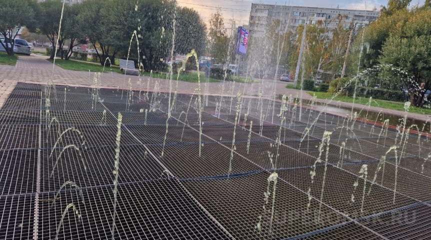 Общество В Омске появился подозрительно желтый фонтан
