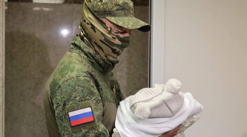 Общество Власти Омской области встретили из роддома третьего ребенка участника СВО