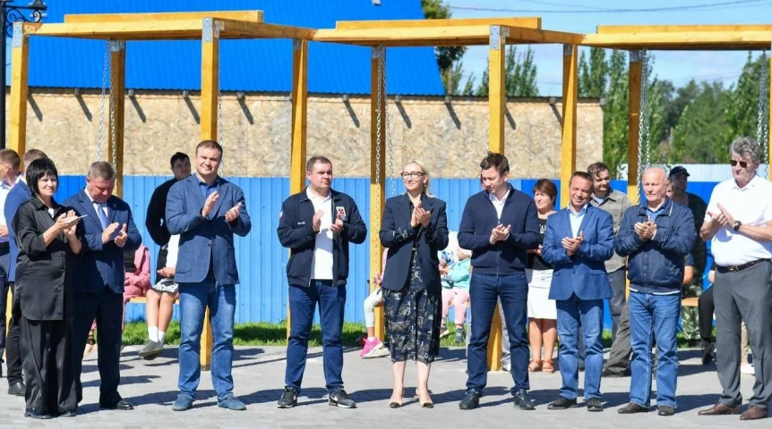Губернатор Хоценко поздравил жителей омского села Иртыш с завершением масштабных проектов по благоустройству Губернатор Хоценко поздравил жителей омского села Иртыш с завершением масштабных проектов по благоустройству