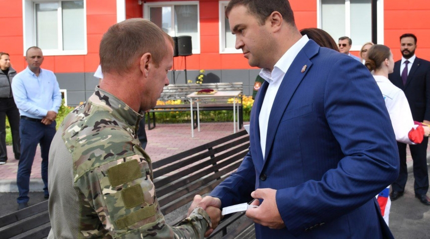 Общество Губернатор Хоценко вручил ключи от автомобилей ветеранам СВО из Омской области