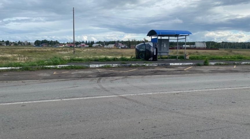 На трассе под Омском опрокинулась машина с молодыми парнями На трассе под Омском опрокинулась машина с молодыми парнями