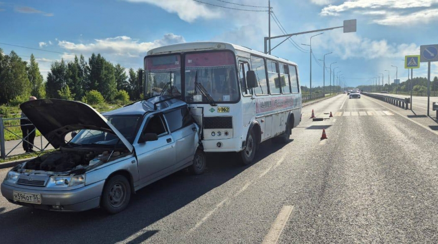 Происшествия в Омске При столкновении автобуса и авто на омском Сыропятском тракте погибла женщина