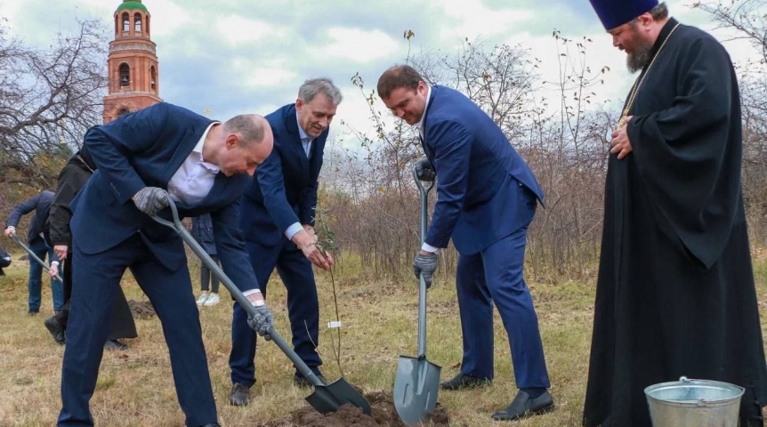 Хоценко поучаствовал в высадке саженцев в саду дружбы Омской и Минской областей