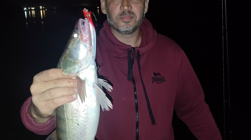 Общество Загорелый двойник Тома Харди удачно порыбачил в Омске