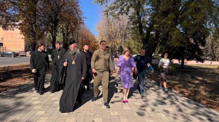 Общество Виталий Хоценко прибыл в подшефный Омской области Стаханов с митрополитом Дионисием