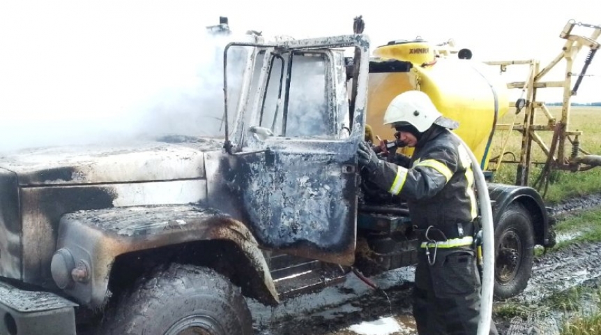 Происшествия в Омске В Омской области сгорела техника в поле