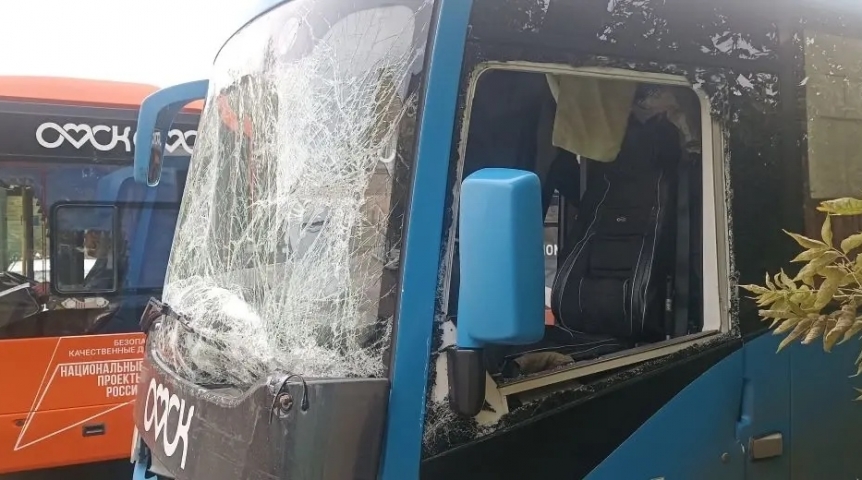 Стали известны подробности столкновения двух автобусов с пассажирами в Омске