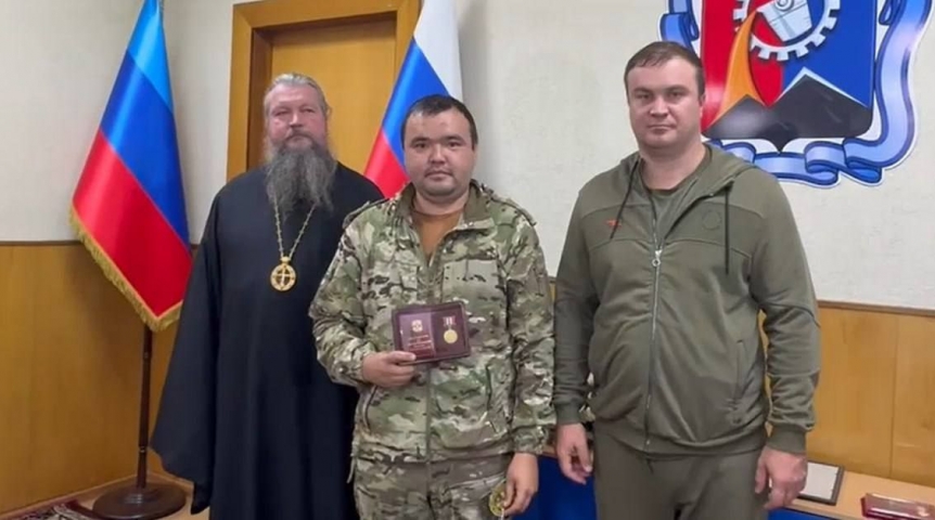 Власть Виталий Хоценко наградил бойцов СВО и передал им все необходимое от Омской области