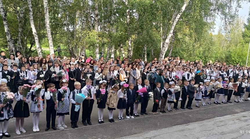 Общество В школе № 2 прошла линейка, посвященная Дню знаний