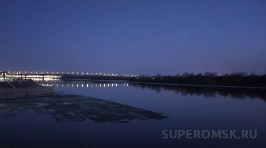 В реке в центре Омска заметили плывущее тело человека В реке в центре Омска заметили плывущее тело человека