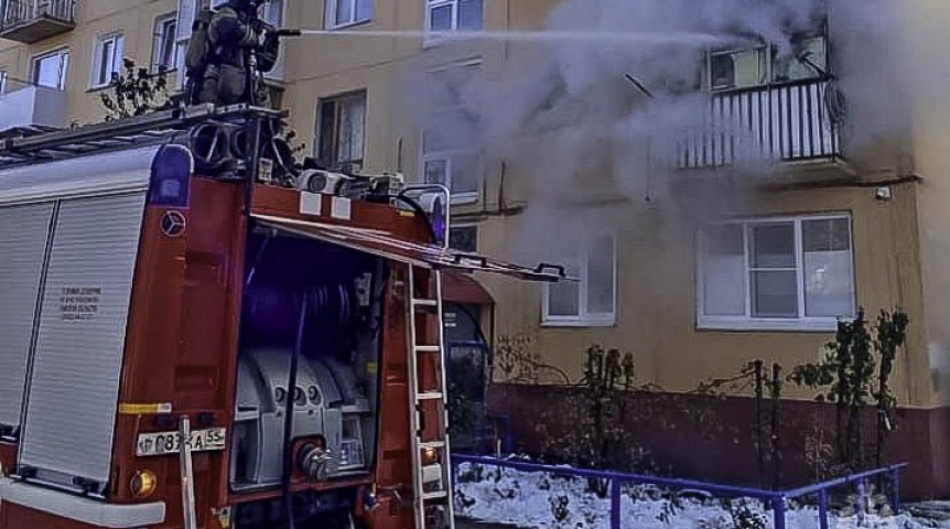Мужчину без сознания вынесли из горящей квартиры в Омске Мужчину без сознания вынесли из горящей квартиры в Омске