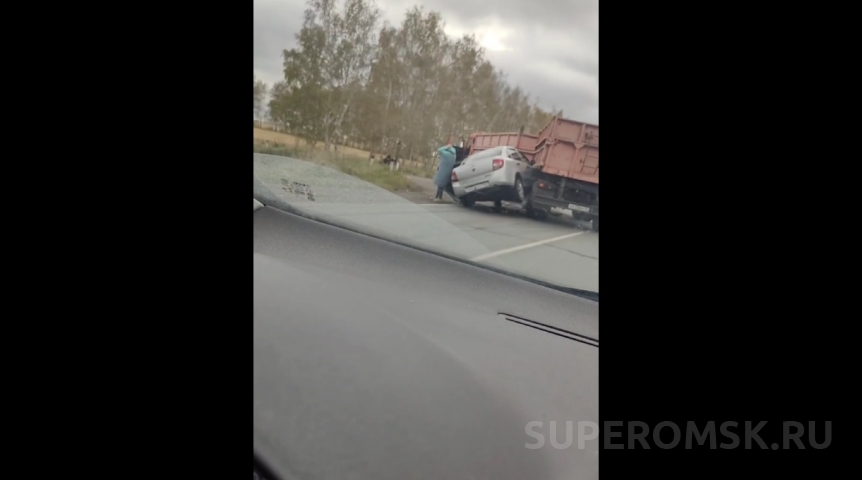 Происшествия в Омске На трассе под Омском легковушка впечаталась в КамАЗ, перекрыв полосу