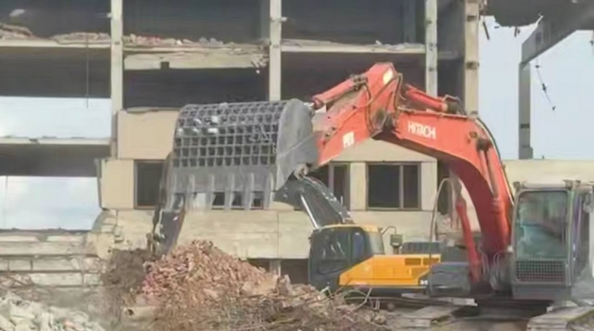 Омичам показали ход демонтажа старого аэропорта в Федоровке Омичам показали ход демонтажа старого аэропорта в Федоровке