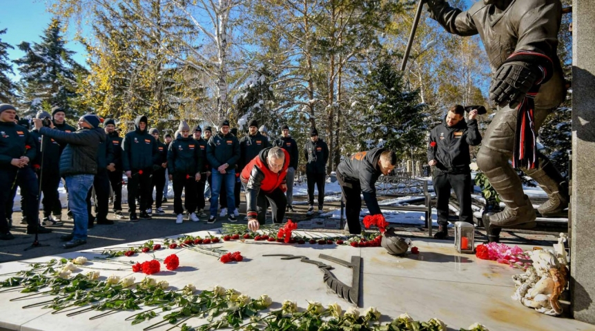 Омские хоккеисты в годовщину почтили память Алексея Черепанова и Евгения Хацея Омские хоккеисты в годовщину почтили память Алексея Черепанова и Евгения Хацея