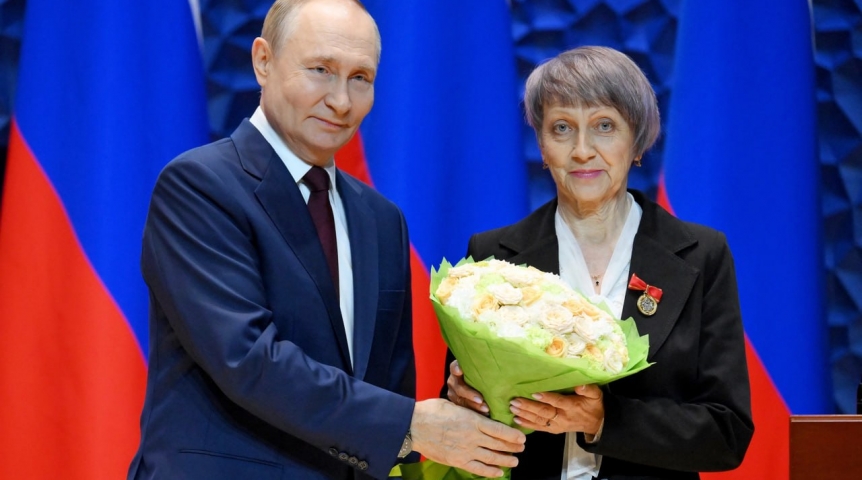 Общество Омский педагог-ветеран получила награду из рук президента Путина