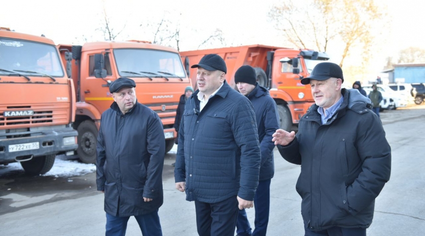 Мэр Омска Шелест оценил готовность спецтехники к зиме Мэр Омска Шелест оценил готовность спецтехники к зиме