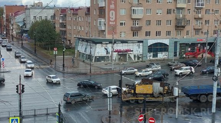 Стала известна причина огромной пробки на Ленинградском мосту в Омске Стала известна причина огромной пробки на Ленинградском мосту в Омске