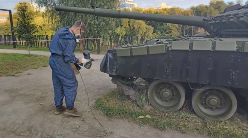 Общество Танку Т-80 в центре Омска обновили цветомаскировку