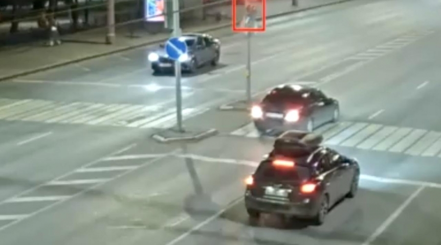Общество В Омске автоледи попыталась искупить нарушение на месте