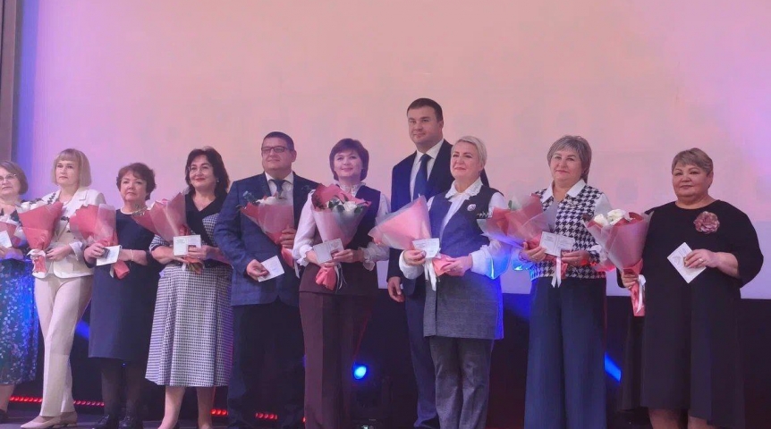 Хоценко ко Дню учителя наградил 39 лучших омских педагогов: список Хоценко ко Дню учителя наградил 39 лучших омских педагогов: список
