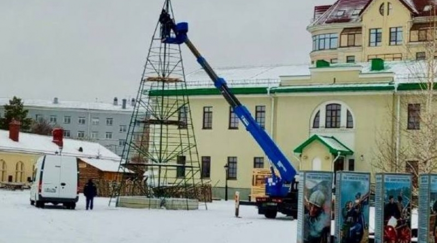 Город В Омске начали устанавливать главную елку
