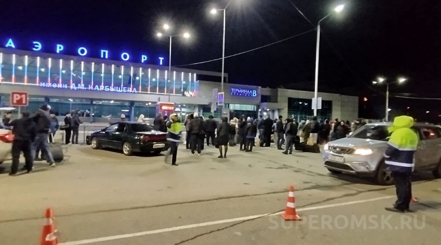 Общество В омском аэропорту прошла эвакуация