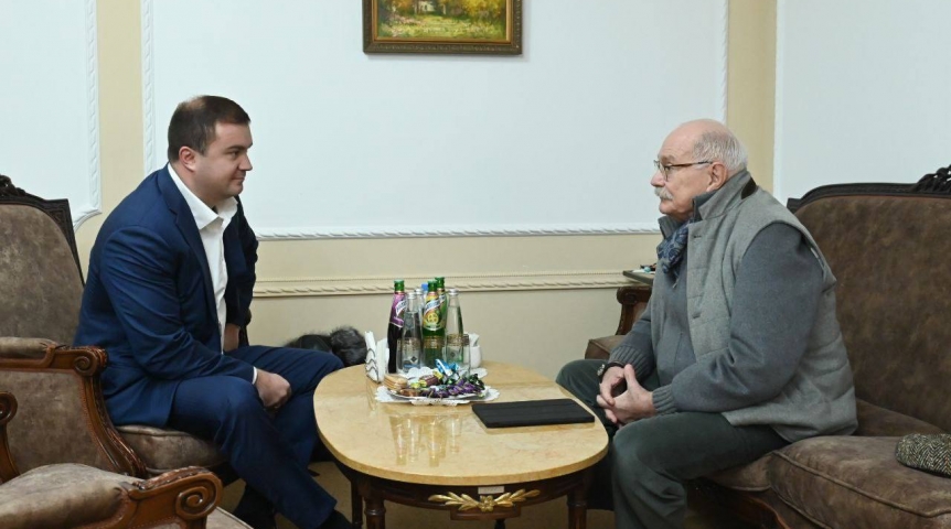 Виталий Хоценко поблагодарил Никиту Михалкова за показ популярного спектакля в Омске Виталий Хоценко поблагодарил Никиту Михалкова за показ популярного спектакля в Омске