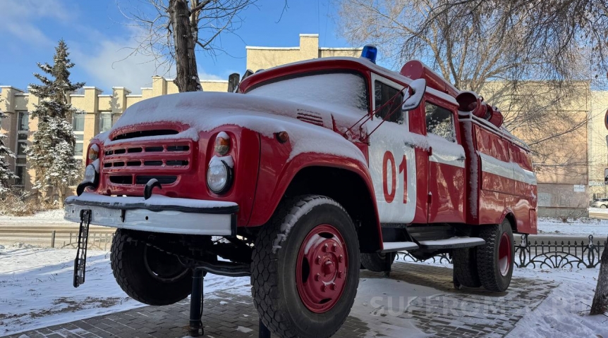 В центре Омска установили и уже повредили легендарный автомобиль В центре Омска установили и уже повредили легендарный автомобиль