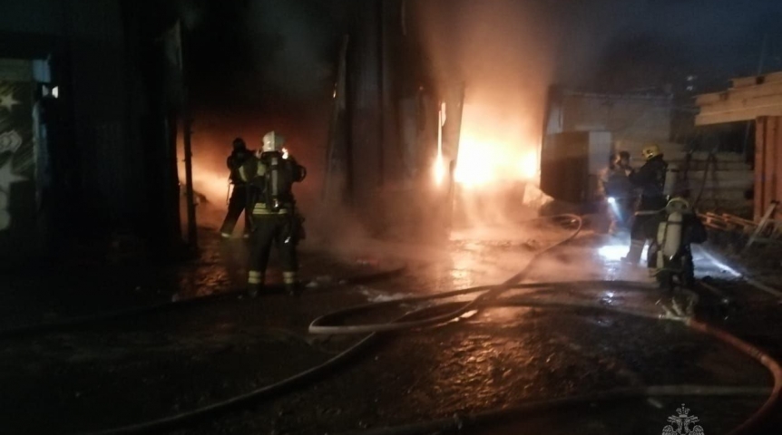В центре Омска всю ночь тушили масштабно горевшие склады В центре Омска всю ночь тушили масштабно горевшие склады