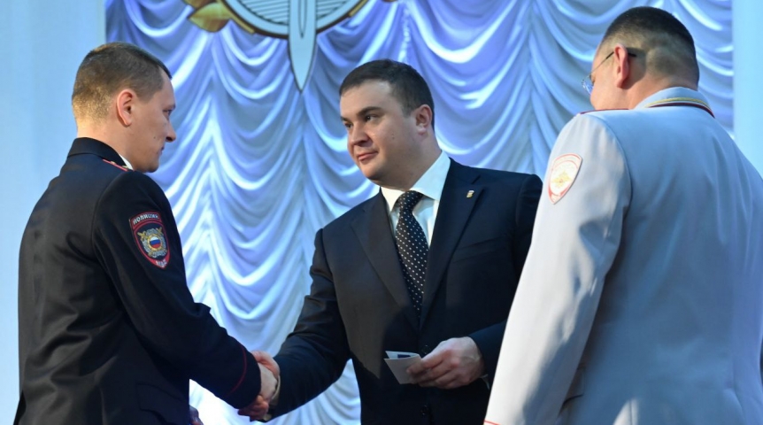 Власть Губернатор Хоценко поздравил с праздником сотрудников омского гарнизона полиции