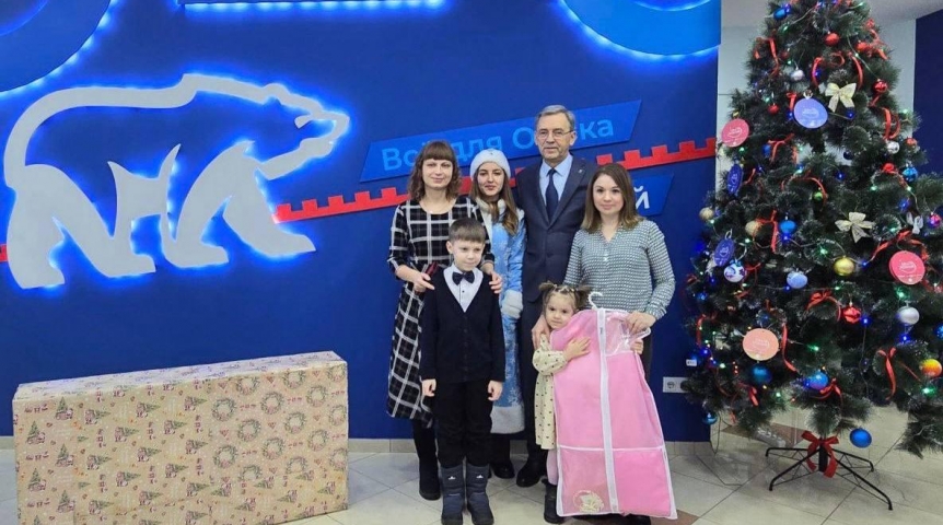 Спикер Заксобрания Артемов исполнил новогодние мечты юных омичей Спикер Заксобрания Артемов исполнил новогодние мечты юных омичей