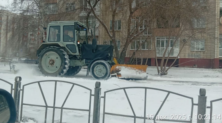 Уборка дорог Омска после снегопада началась еще ночью Уборка дорог Омска после снегопада началась еще ночью