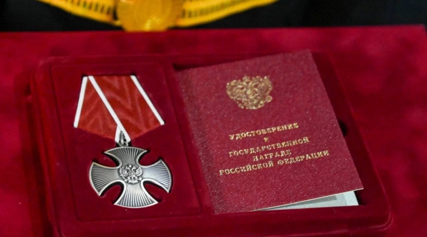 Семья омского героя приняла орден Мужества из рук Виталия Хоценко Семья омского героя приняла орден Мужества из рук Виталия Хоценко