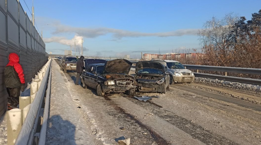 На путепроводе в Омске случилась массовая авария На путепроводе в Омске случилась массовая авария