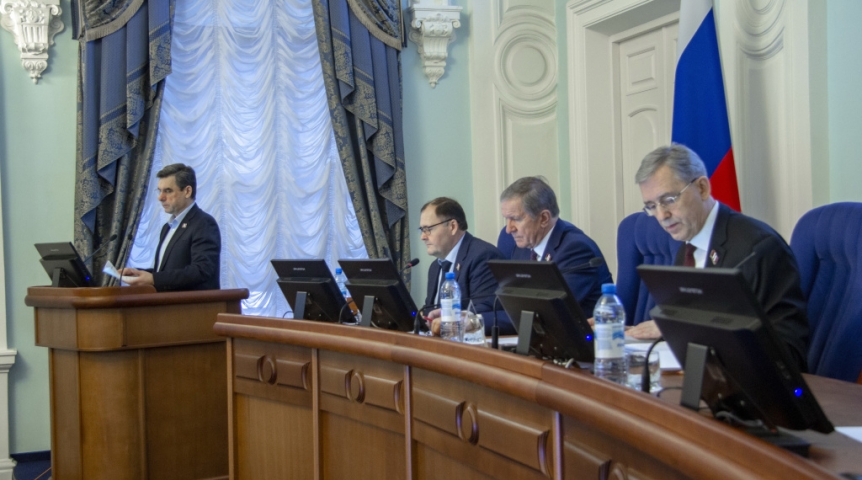 Областные депутаты приняли бюджет региона на три года Областные депутаты приняли бюджет региона на три года