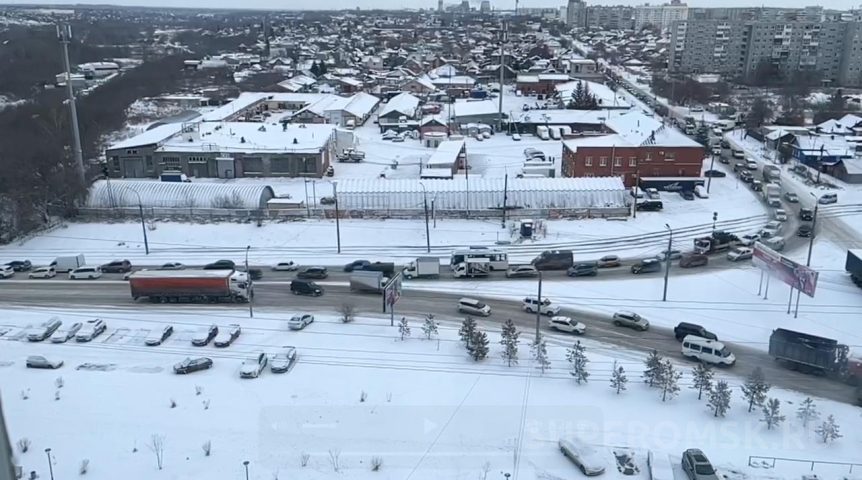 Автоновости В Омске фуры не могут подняться на Горбатый мост