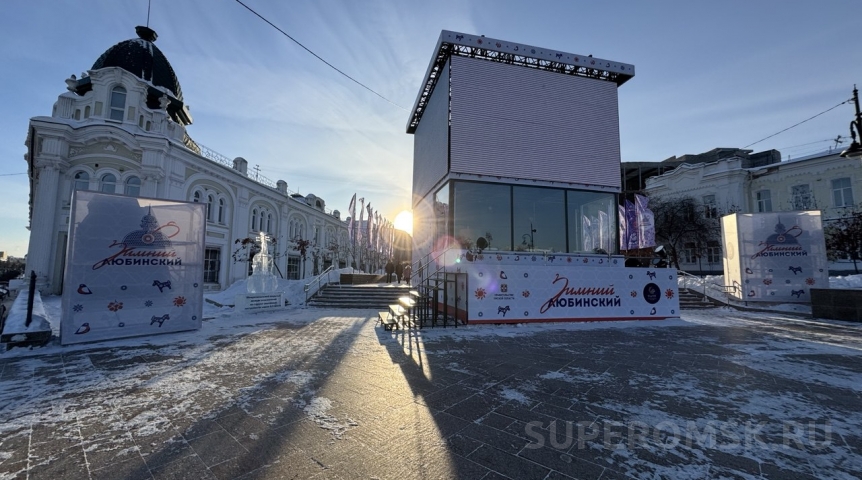 Культовые скульптуры Омска нарядили в новогоднем стиле. Показываем их фото