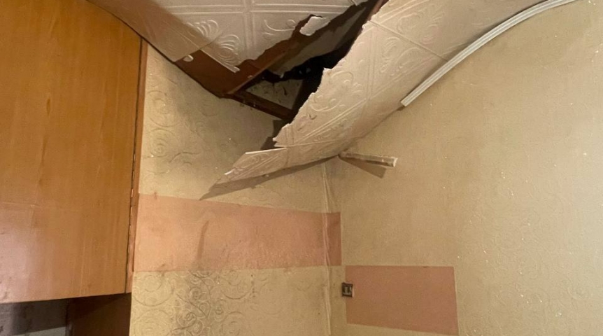 Происшествия в Омске Появились кадры рухнувшего потолка в омском доме