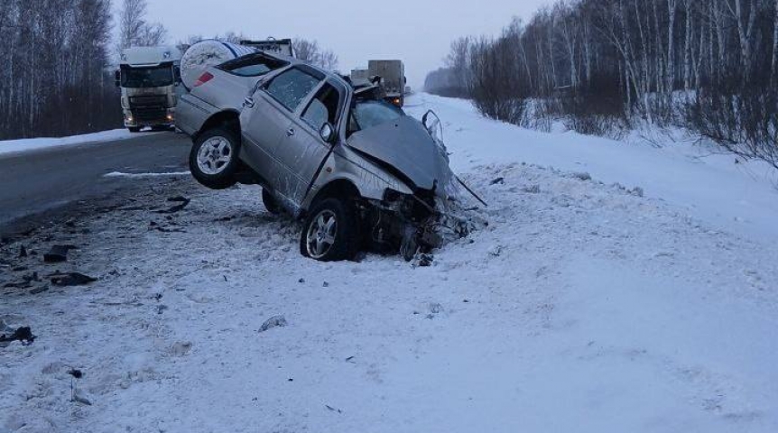 На трассе Омск – Новосибирск в лобовом ДТП с фурой погибла женщина На трассе Омск – Новосибирск в лобовом ДТП с фурой погибла женщина