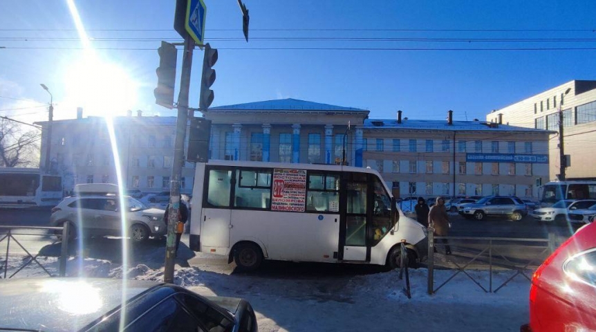 В Омске маршрутка снесла трех пешеходов на переходе В Омске маршрутка снесла трех пешеходов на переходе