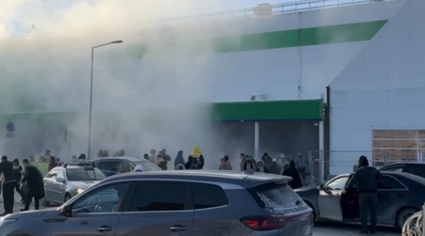 Происшествия в Омске Посетителей омского магазина окатило водой в мороз