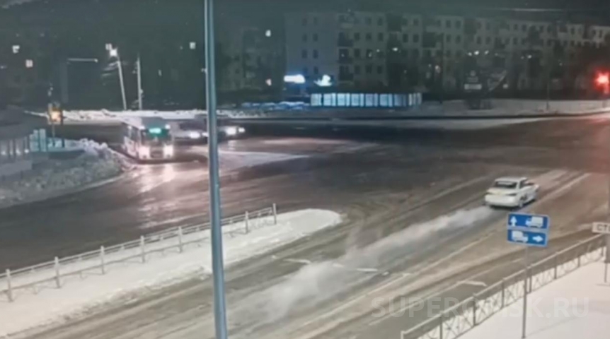 Появилось видео ДТП с микроавтобусом и такси в САО Омска Появилось видео ДТП с микроавтобусом и такси в САО Омска